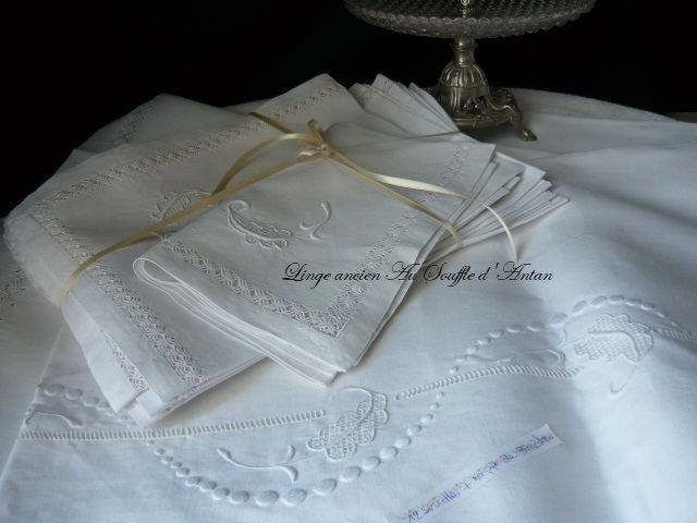 Customisez une nappe blanche pour un linge de maison original